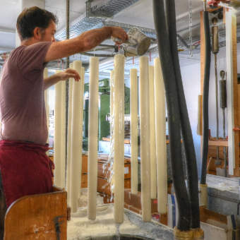Schnyder Kerzen: Handwerkskunst, Qualität und persönliche Gestaltung Ihrer Trauerkerze